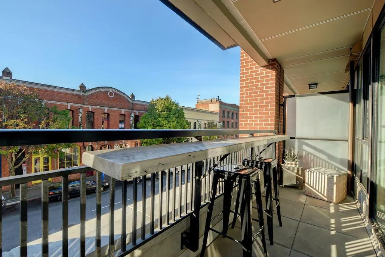 Downtown Heritage Condo With Parking Victoria Apartment