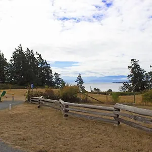 Next To Olympic View Golf Course 2 Bedroom Private Apartment Victoria
