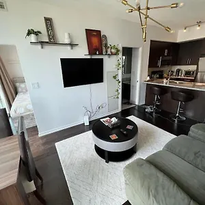 2-bdrm And 1 Den 3 Bed With 2 Bath - Walking Distance To Scotiabank Arena, Cn Tower, Union Station, Ripleys With Free Parking Apartment Toronto