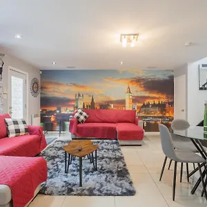 Amazing 4-bedrooms Holiday home Montreal